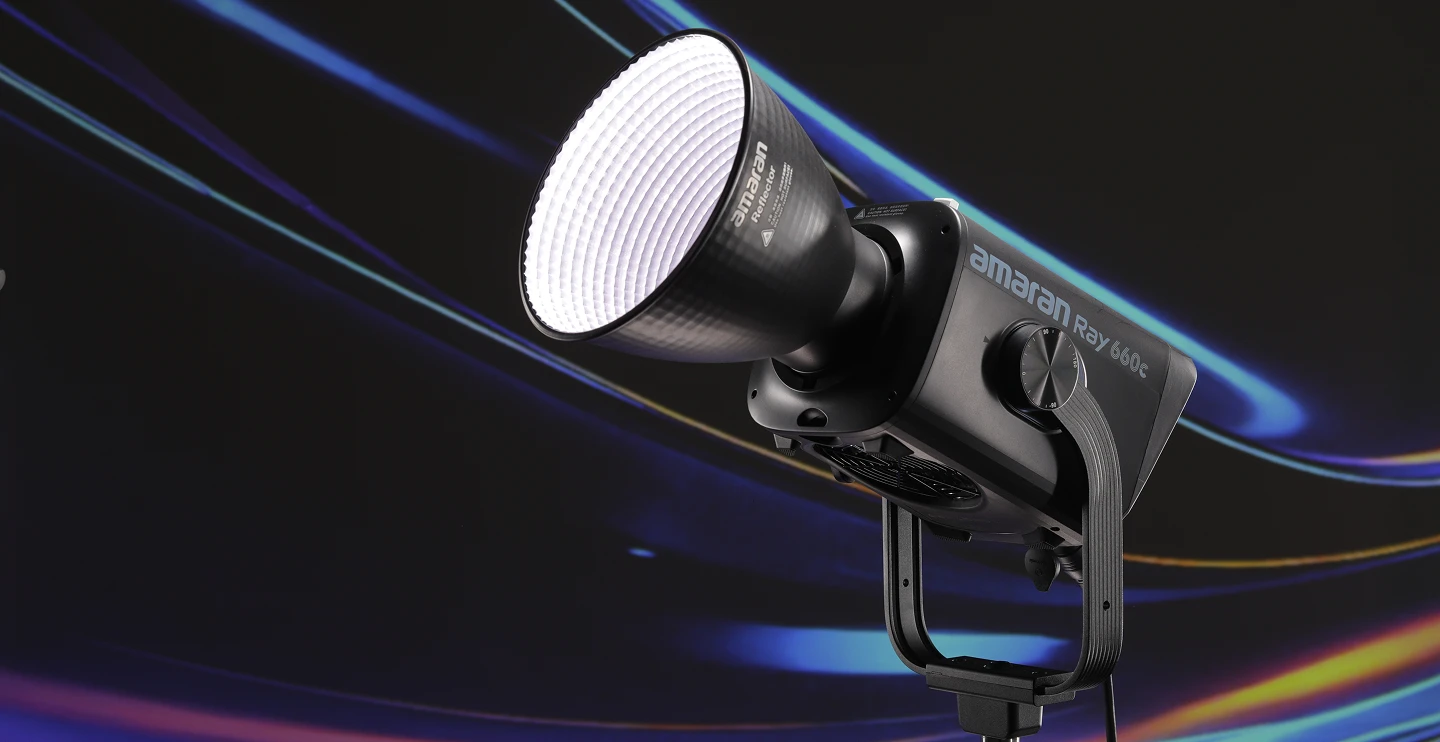 Моноблок Amaran Ray 660c з увімкненим світлом та встановленим рефлектором 45 градусів на студійній металевій лірі