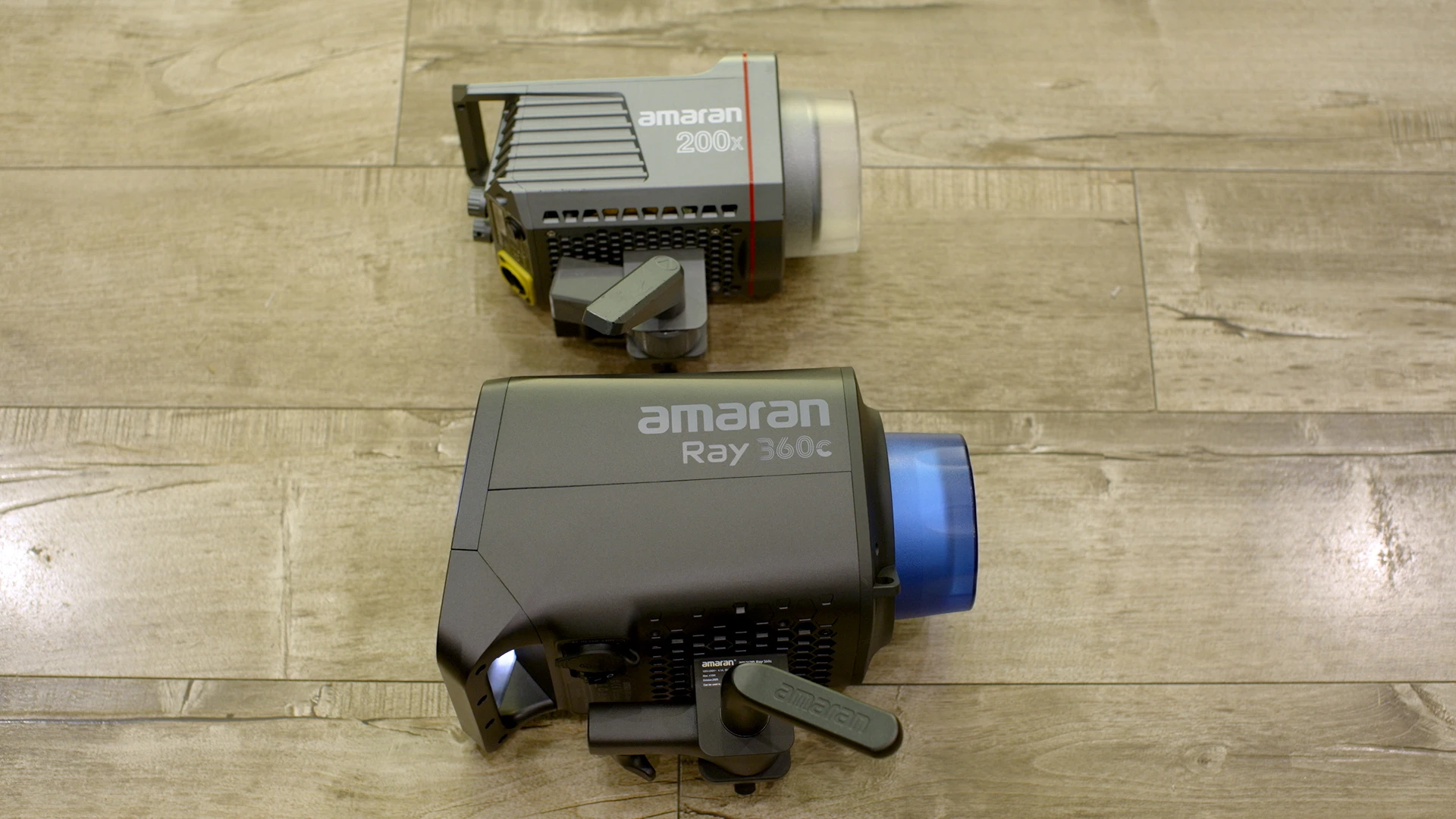 Вид зверху на моноблоки Amaran 200x та Amaran Ray 360c для наочного порівняння форми та габаритів корпусу