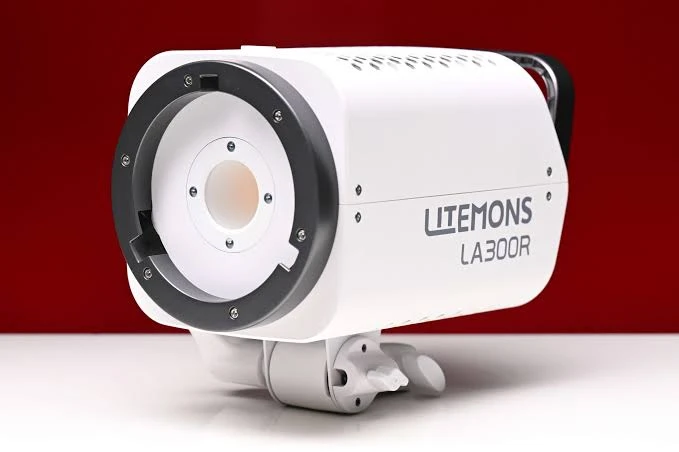 Передня частина білого корпусу Godox Litemons LA300R з відкритою круглою COB матрицею та металевим байонетом Bowens