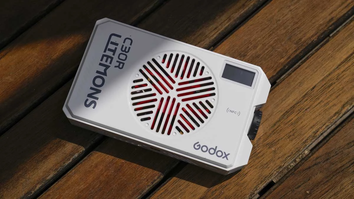 Задня сторона світильника Godox Litemons C30R крупним планом з вентилятором активного охолодження та міткою бездротового з'єднання NFC