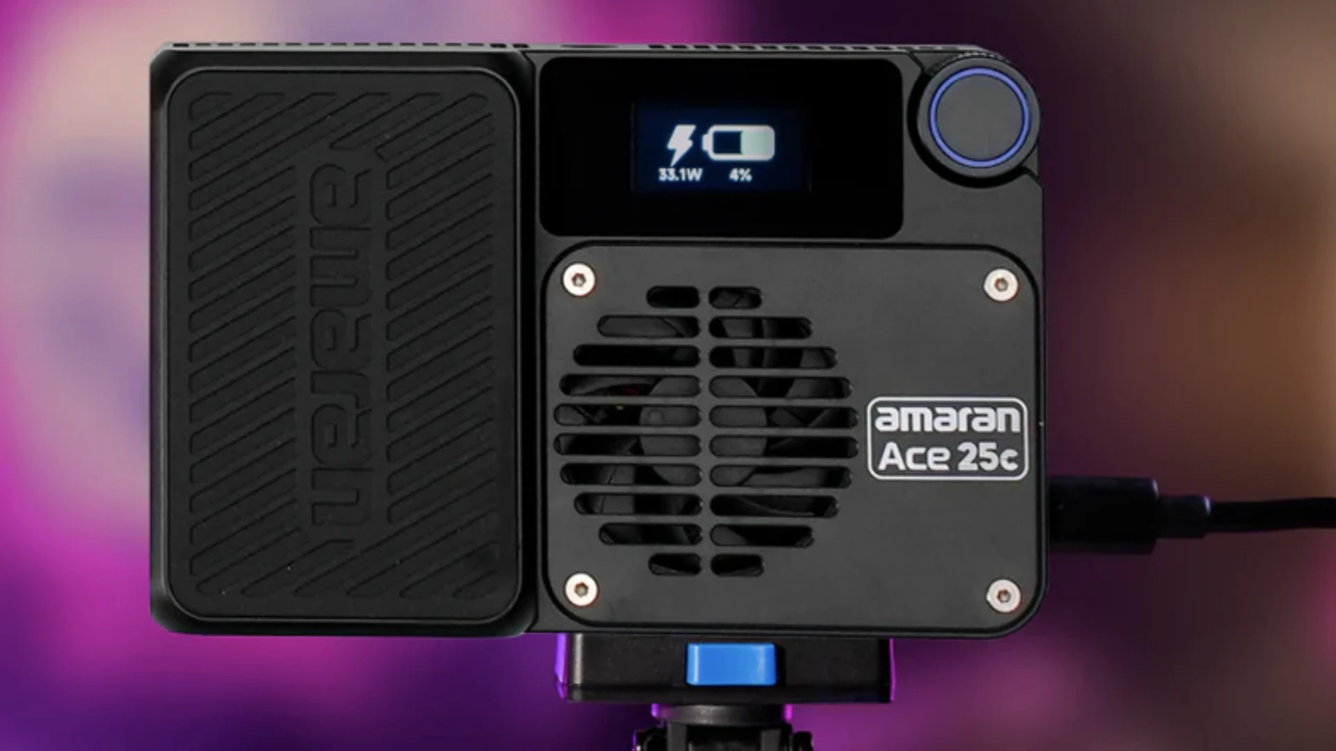 Робота накамерного світла Amaran Ace 25c на швидкознімному кріпленні під час живлення від кабелю USB-C на потужності 33.1 Вт