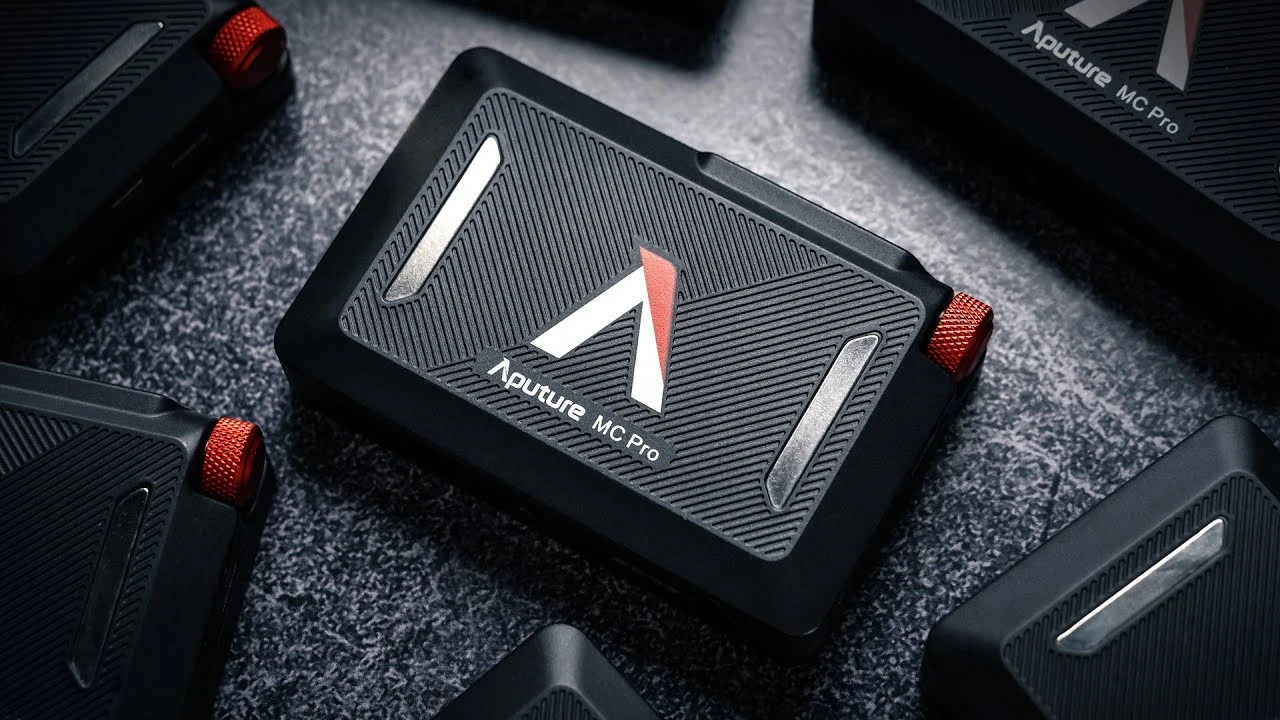 Металева тильна сторона світильника Aputure MC Pro з двома потужними неодимовими магнітами та контактними майданчиками для кейса