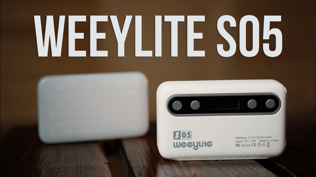 Два білі кишенькові світильники Weeylite S05 на дерев'яному столі з відображенням параметрів живлення 3.7 В 2000 мАг на задній кришці