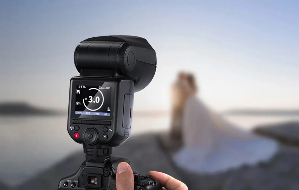 Вид ззаду на спалах Neewer Z2 Pro з екраном E-TTL та компенсацією +3.0 під час зйомки весільної пари на заході сонця