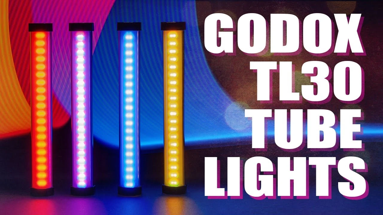Чотири трубки Godox TL30 з видимою структурою світлодіодних діодів світяться червоним, фіолетовим, синім і теплим жовтим кольором