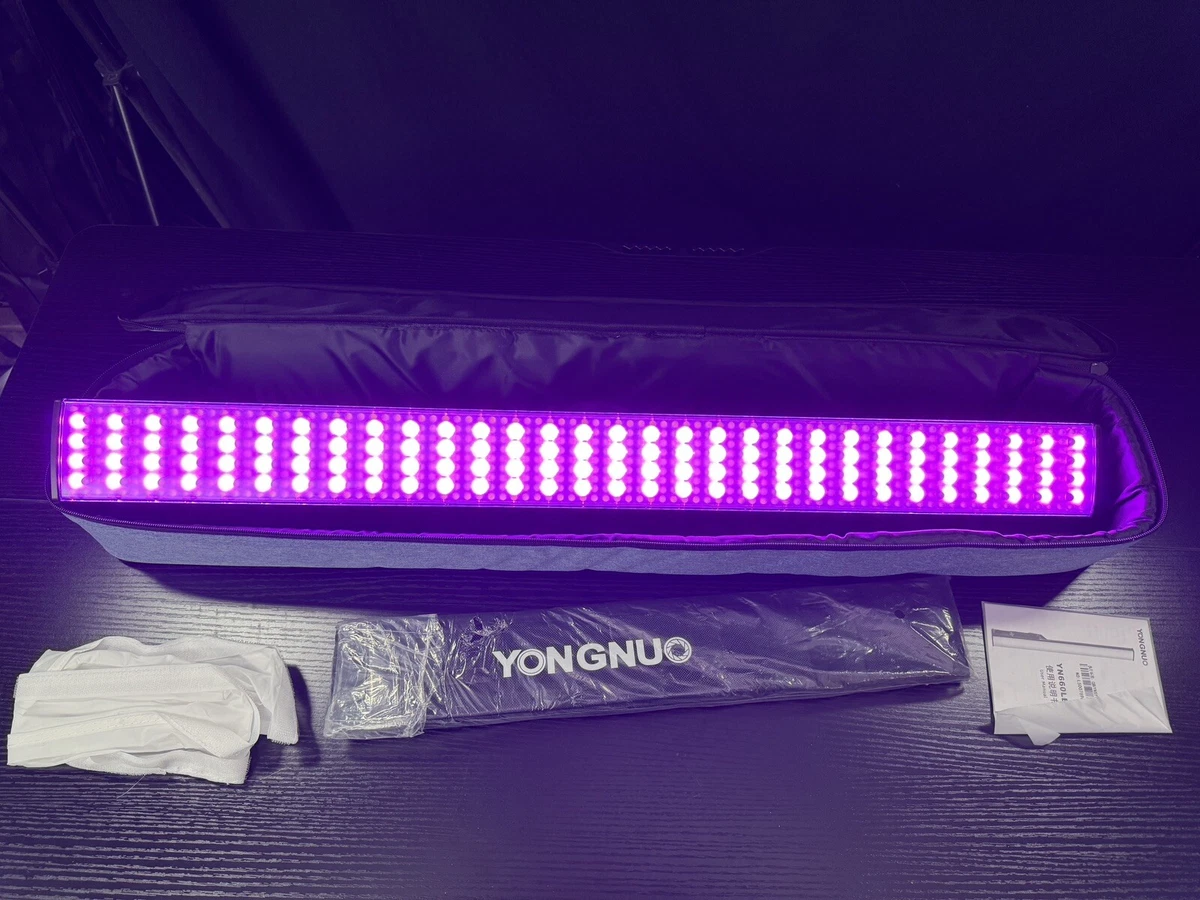 Світловий жезл Yongnuo YN660LED у розкритому чохлі з підключеними діодами фіолетового кольору поряд із тканинними сотами та інструкцією