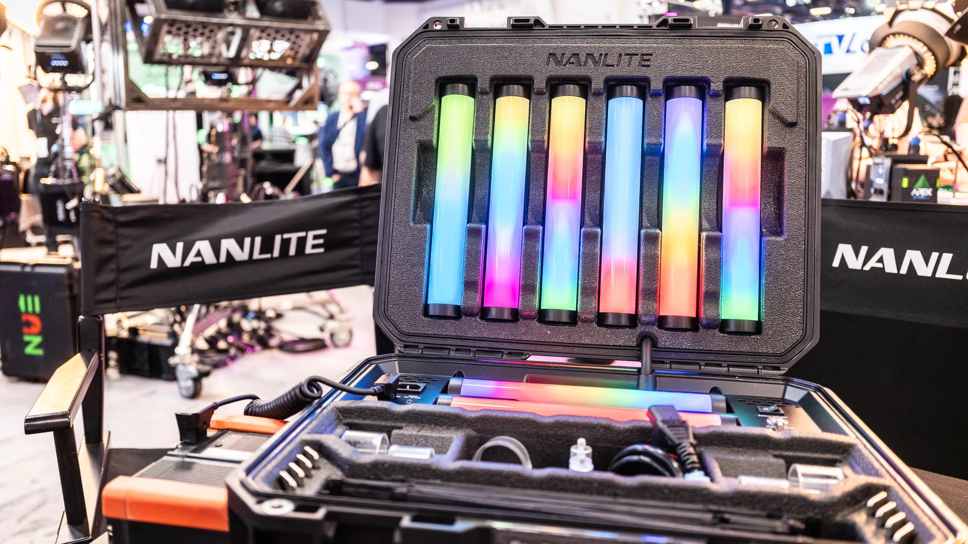 Захисний пластиковий кейс Nanlite 8-Light Kit на виставковому стенді із шістьма встановленими трубками PavoTube II 6XR та зарядними відсіками