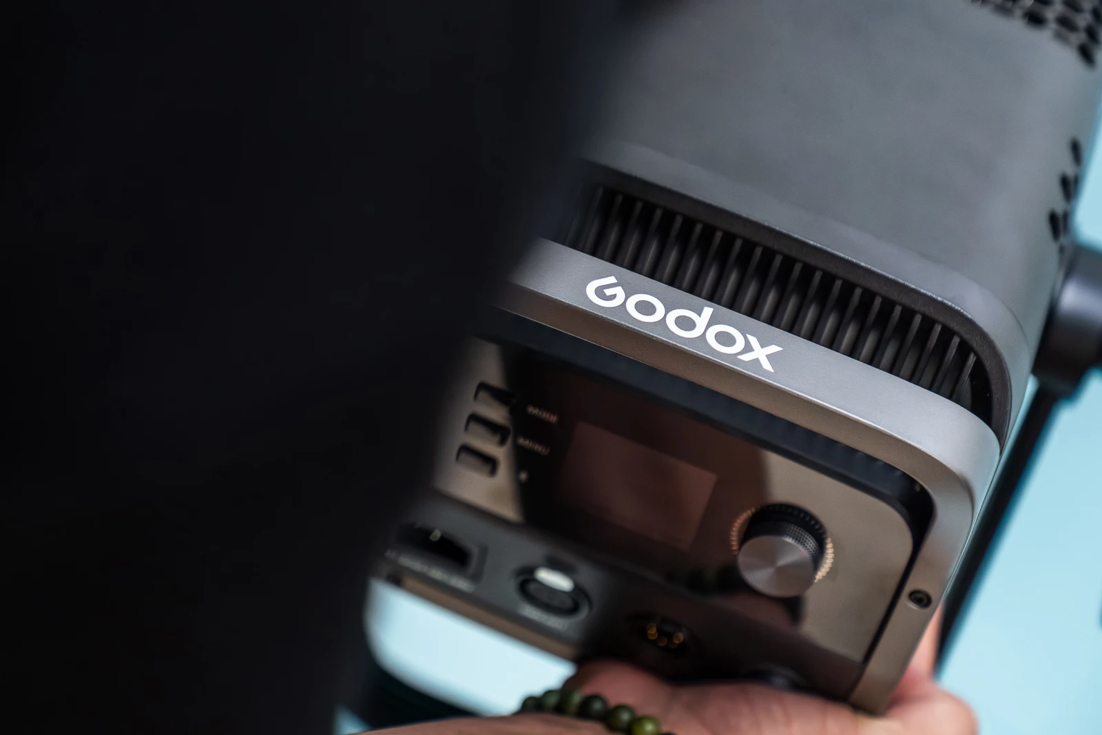 Задня панель керування моноблока Godox LE600Bi з металевим енкодером, екраном та радіаторною решіткою охолодження
