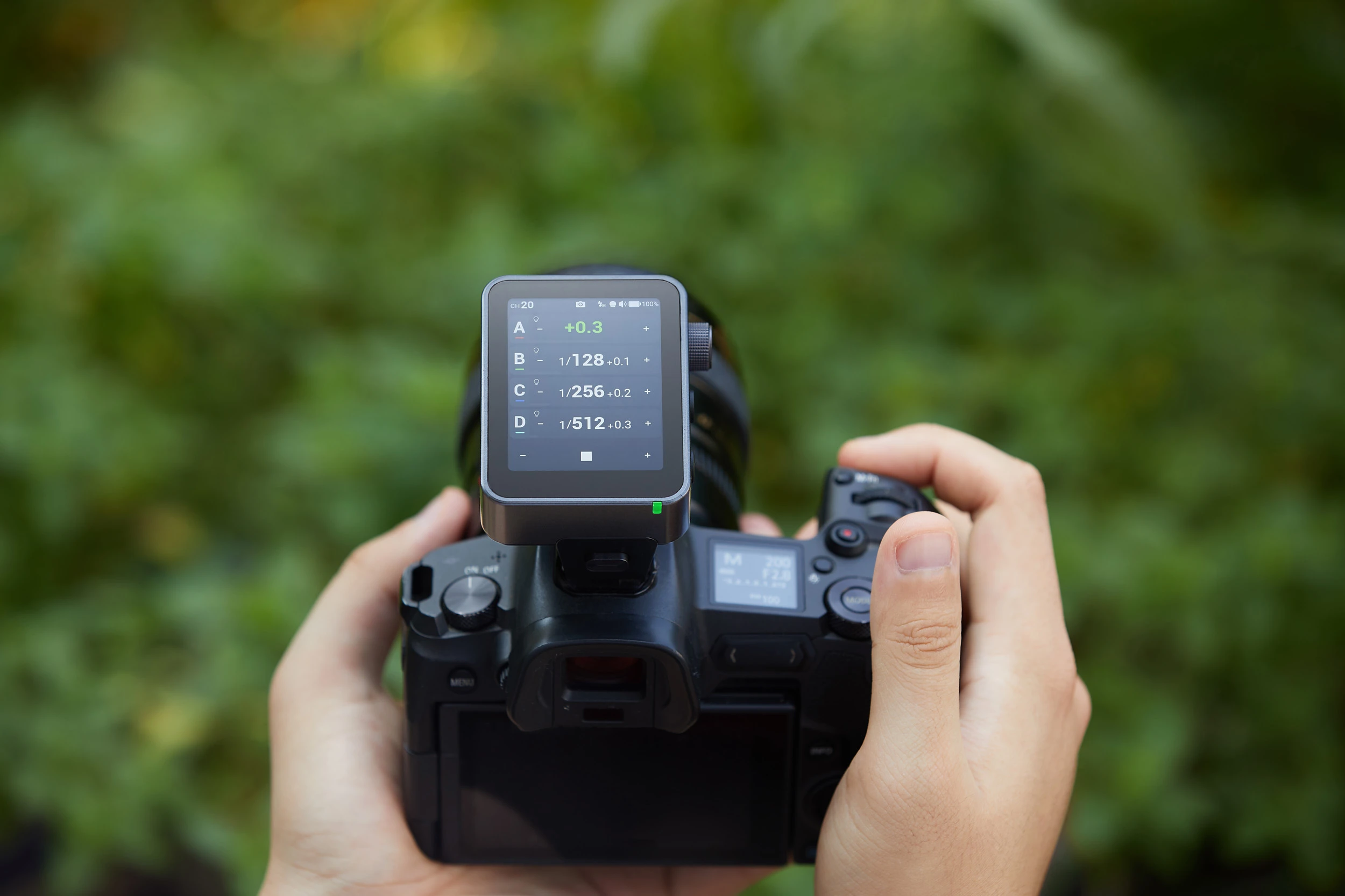 Сенсорний передавач Godox X3Pro на камері під час виїзної зйомки при денному освітленні