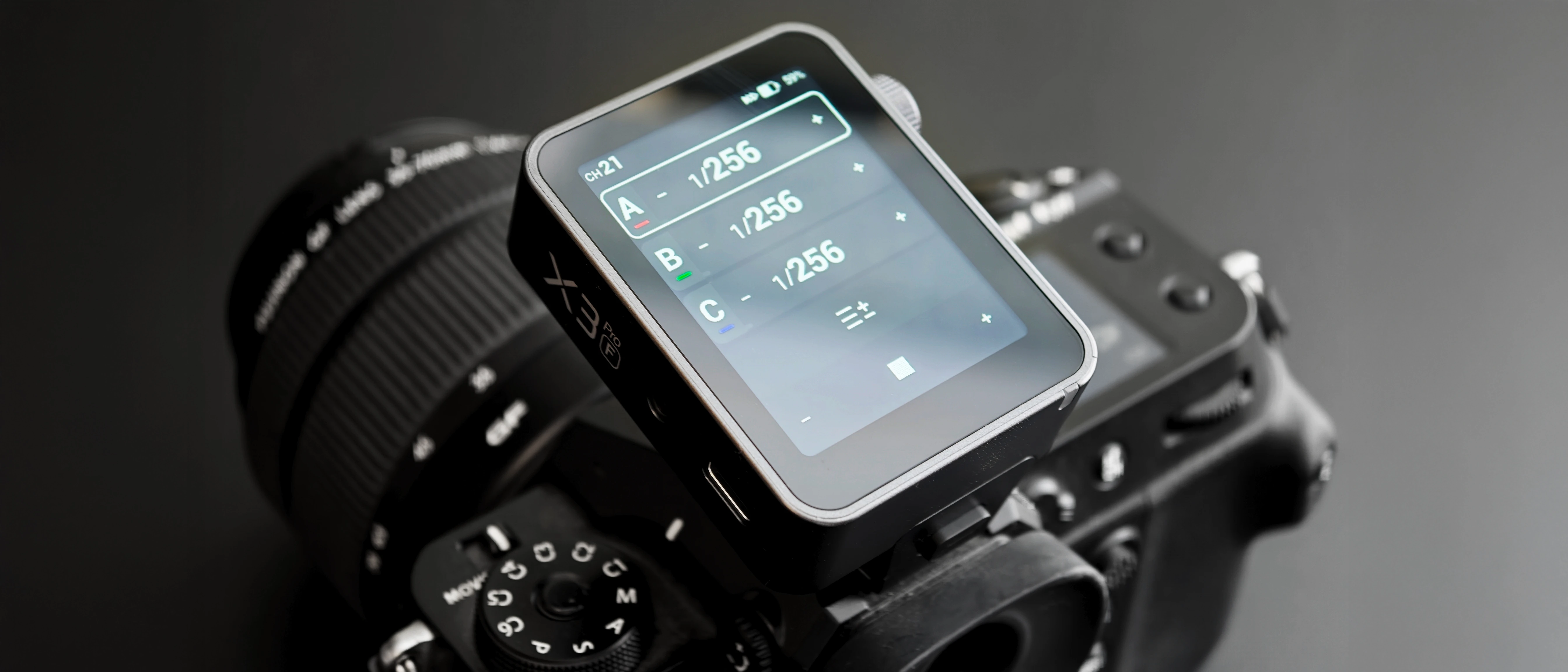 Компактний передавач Godox X3Pro F з металевою рамкою та портом USB-C на камері Fujifilm