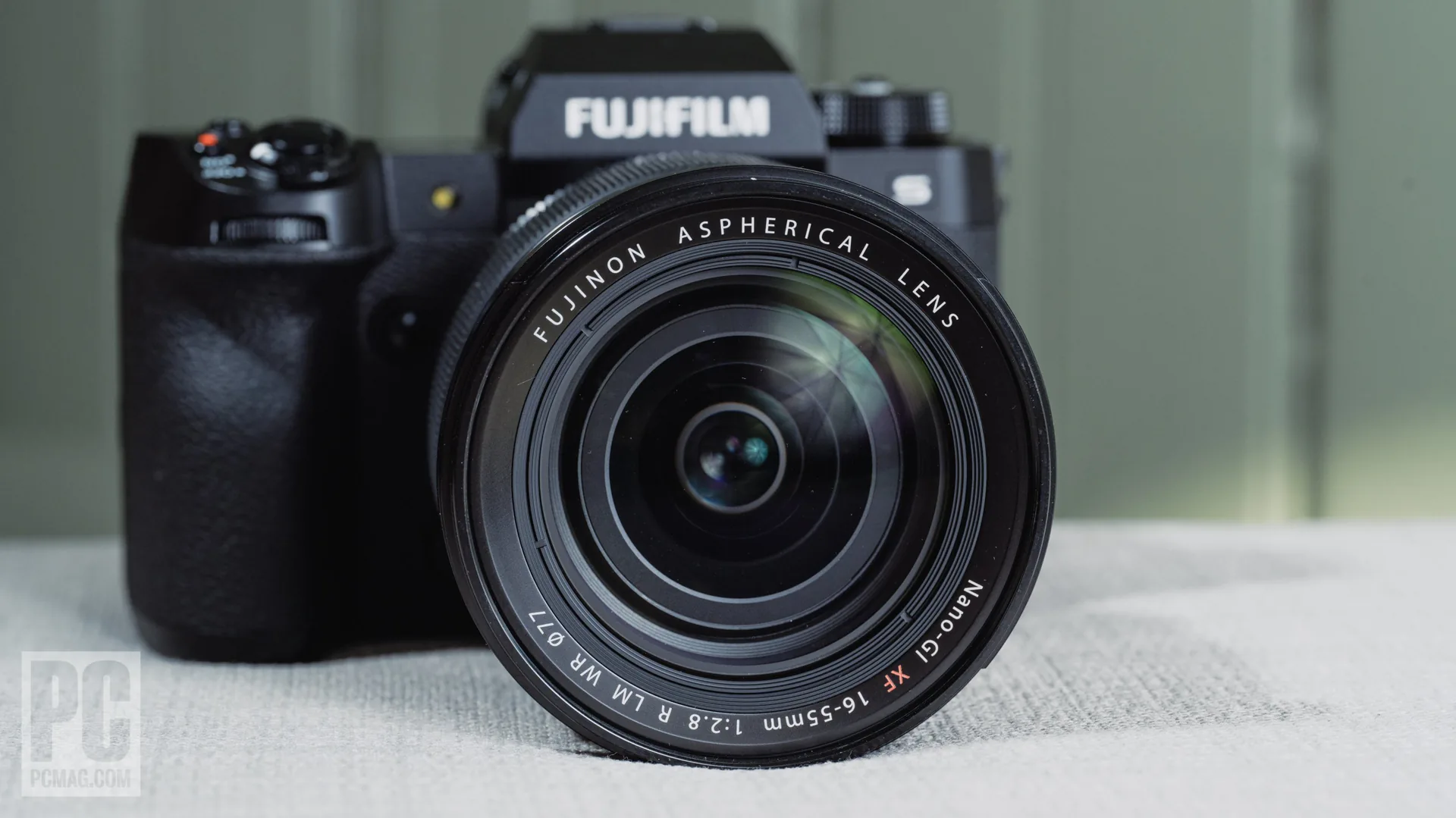Оригінальний об'єктив Fujinon XF 16-55mm f/2.8 R LM WR з різьбою 77 мм на камері Fujifilm у студійному інтер'єрі