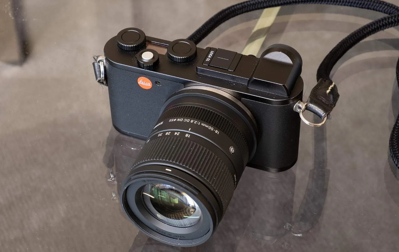 Об'єктив Sigma 18-50mm f/2.8 DC DN версії L-Mount на компактній бездзеркальній камері Leica CL на скляному столі