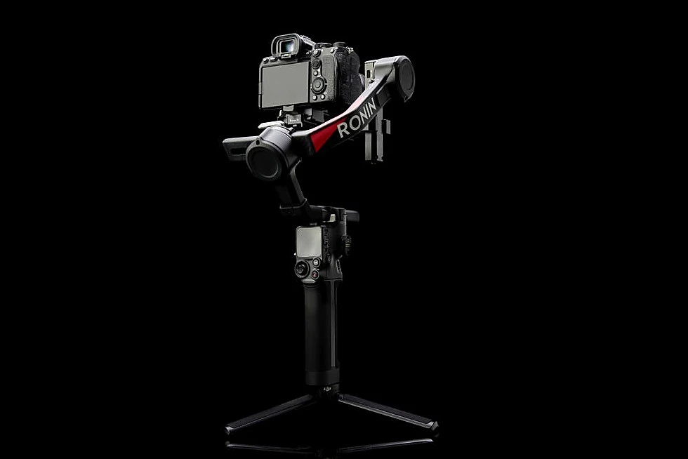 DJI RS 4 Pro с камерой стоит на металлическом мини-штативе