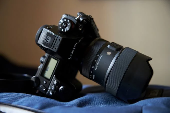 Об'єктив Sigma 14-24mm f2.8 DG DN Art встановлений на камеру Panasonic Lumix S1