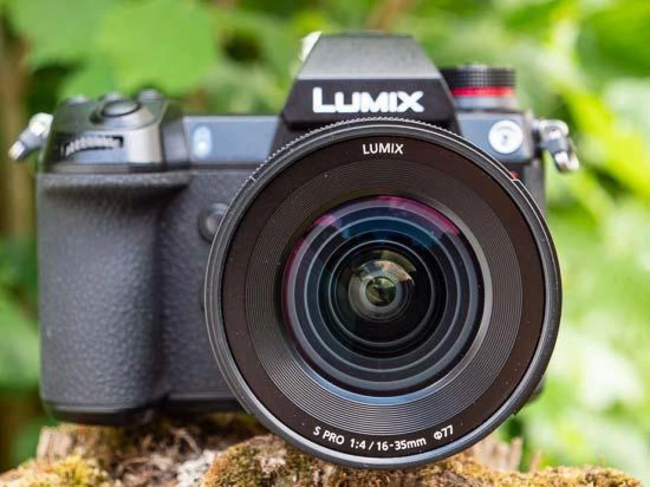 Фронтальний вигляд об'єктива Panasonic Lumix S PRO 16-35mm f4 з різьбою під фільтри 77 мм на камері
