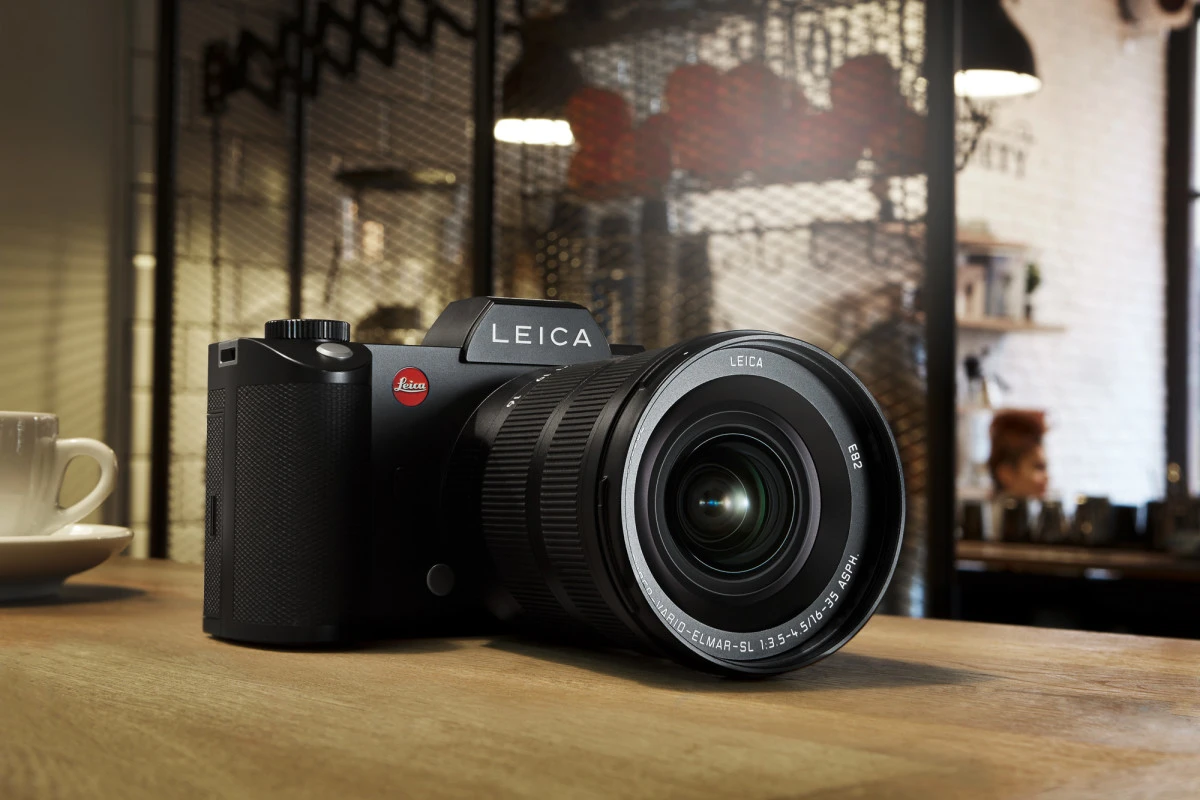 Камера Leica SL з встановленим металевим об'єктивом Leica Super-Vario-Elmar-SL 16-35mm f3.5-4.5 ASPH на дерев'яному столі