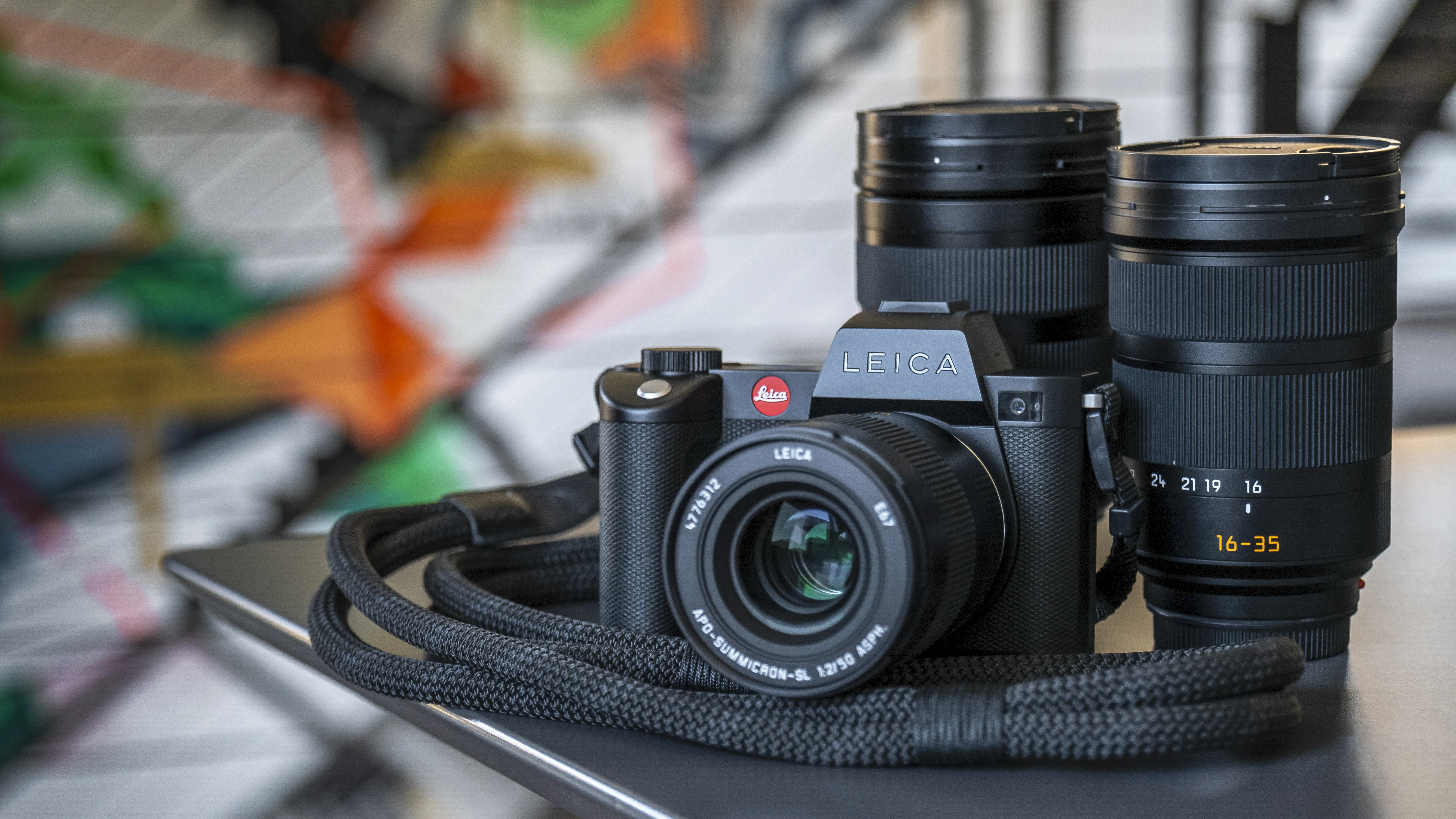 Комплект оптики Leica SL з вертикально розташованим зумом Leica 16-35mm праворуч