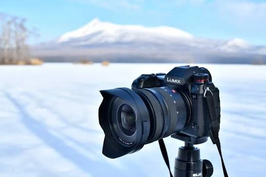 Об'єктив Panasonic Lumix S PRO 16-35mm f4 на штативі під час зимової пейзажної зйомки в засніжених горах
