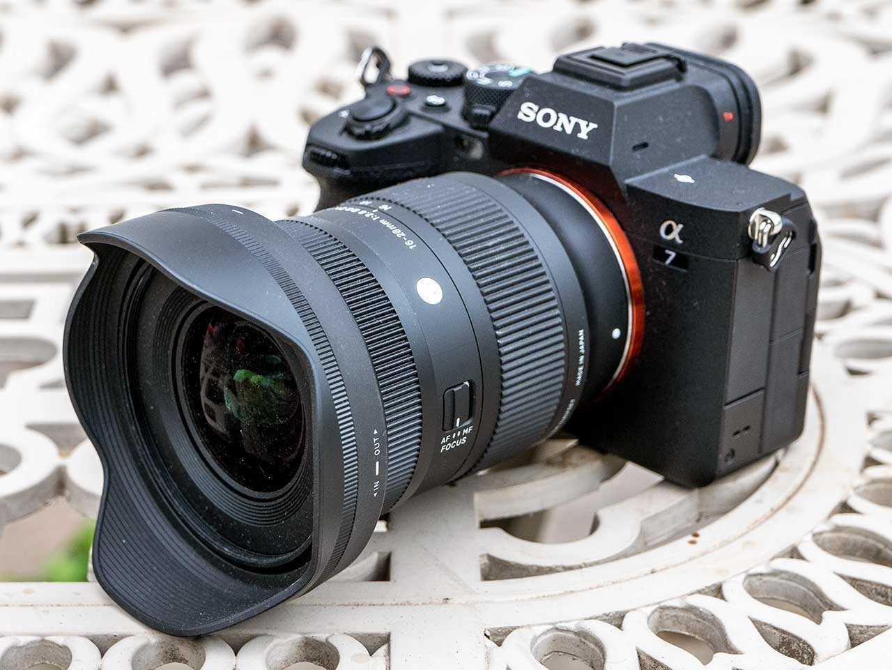 Зум Sigma 16-28mm f2.8 Contemporary на столику літньої тераси з блендою LH756-01
