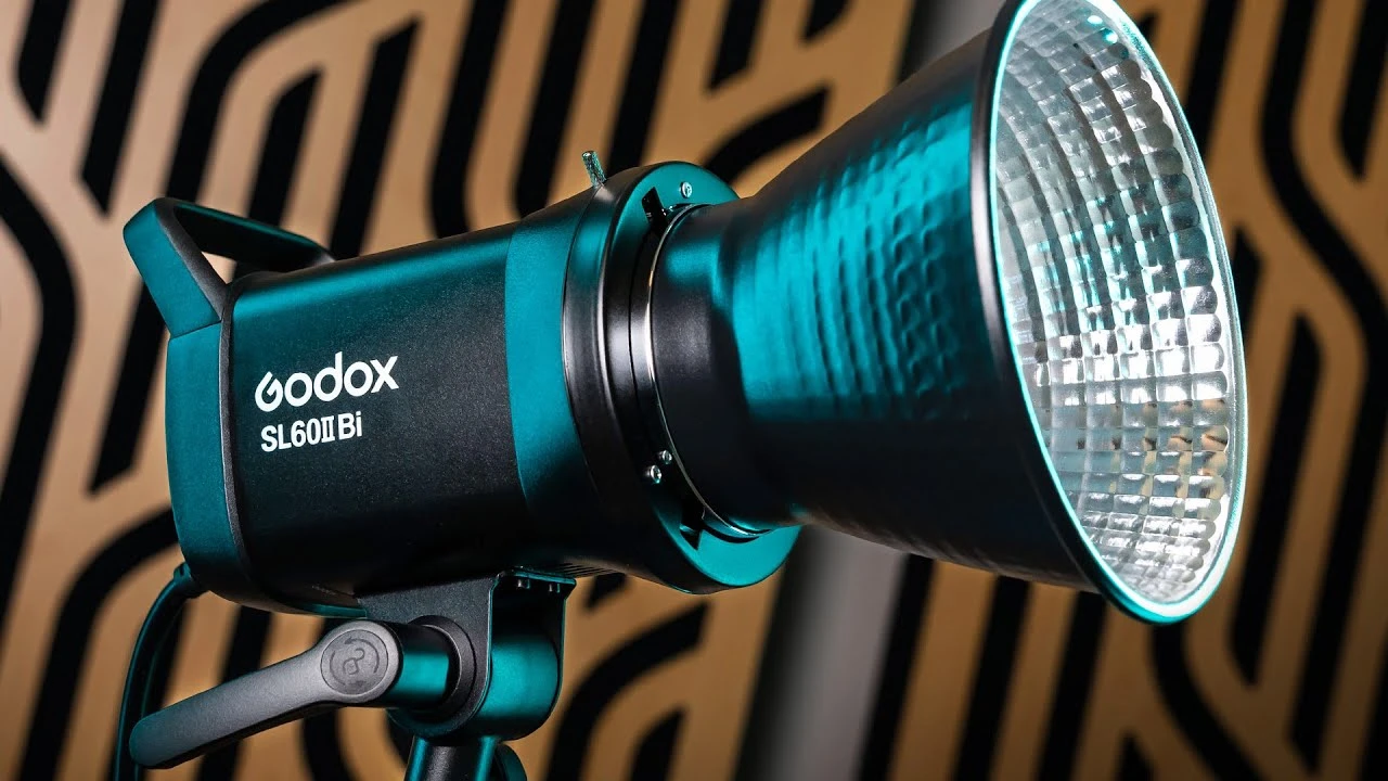 Моноблок Godox SL60IIBi з матовим чорним корпусом та металевим фасетковим рефлектором на студійній стійці в профіль