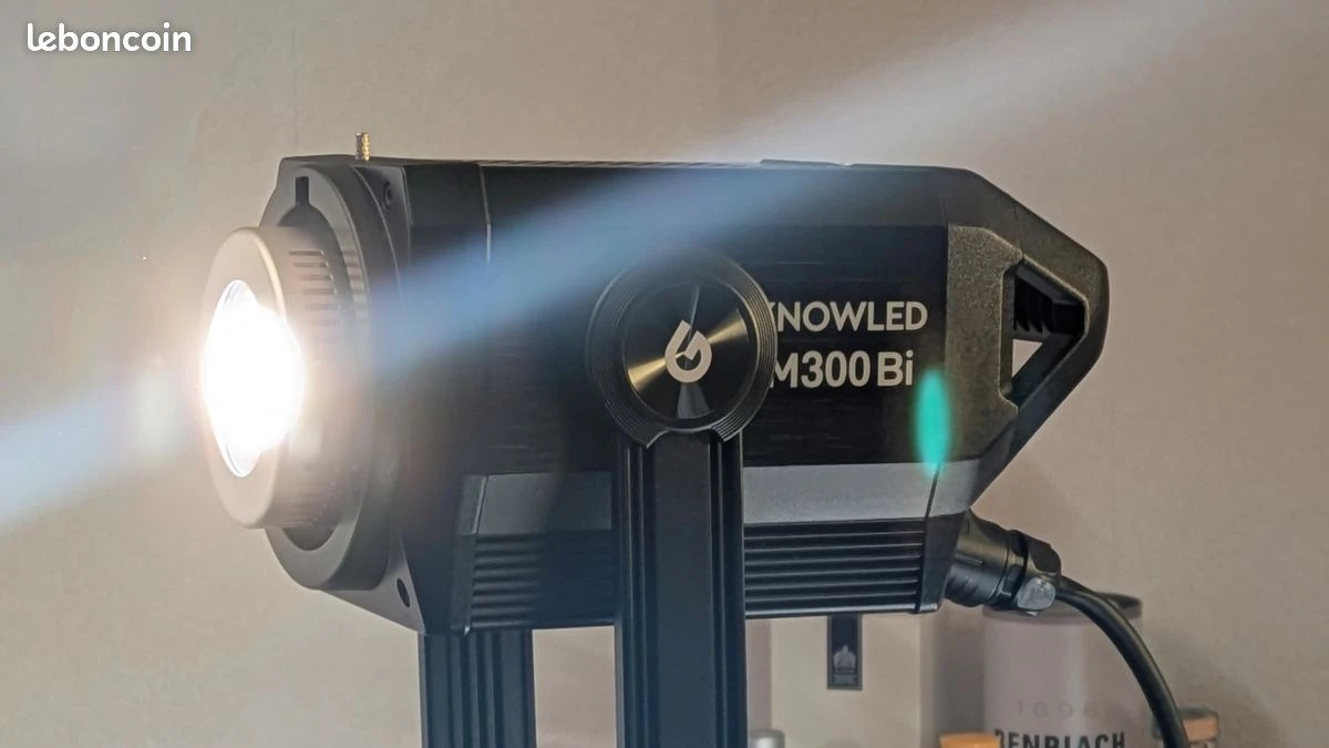 Моноблок Godox Knowled M300Bi зі світною голою матрицею COB без рефлектора створює лінзовий синій відблиск у світлій студії