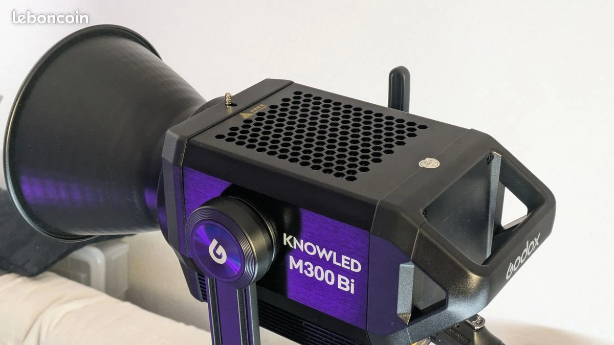 Верхня панель моноблока Godox Knowled M300Bi крупним планом зі стільниковою вентиляційною решіткою та фіксатором Bowens