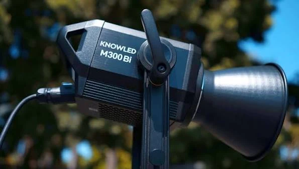 Моноблок Godox Knowled M300Bi з рефлектором та задньою ручкою встановлений на стійці на відкритому повітрі вдень