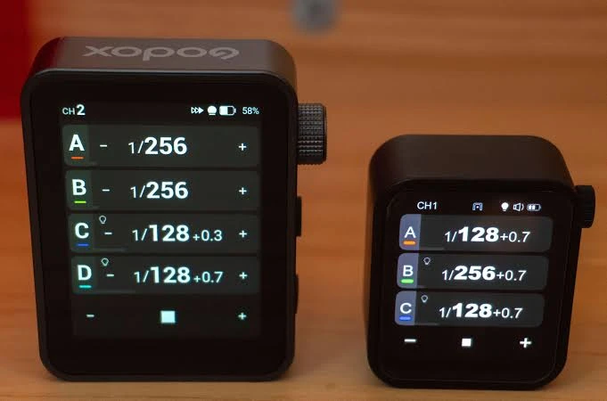 Порівняння розмірів синхронізаторів Godox X3Pro та Godox X3 Nano на дерев'яній стільниці