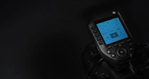 Загальний вигляд Godox XPro II на бездзеркальній камері з характерним нахилом корпусу під кутом 30 градусів