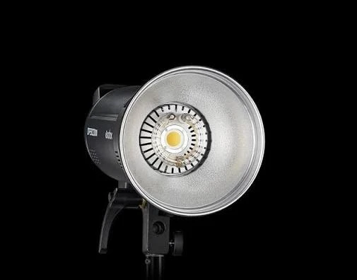 Студійний імпульсний спалах Godox DP600III-V у зборі зі стандартним рефлектором на сталевій стійці біля вікна фотостудії