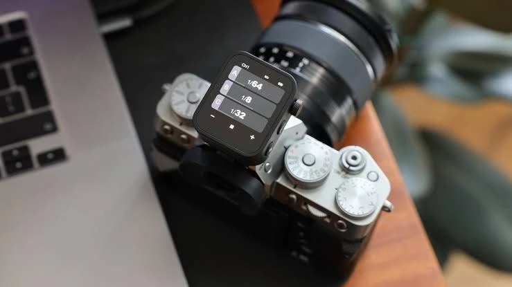 Сенсорний синхронізатор Godox X3 у гарячому башмаку фотокамери з відображенням груп A 1/64, B 1/8 та C 1/32 на OLED дисплеї