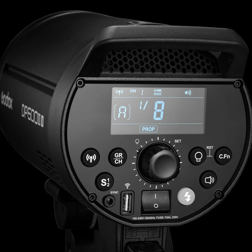 Задня панель моноблока Godox DP600III-V з увімкненим LCD дисплеєм, індикацією групи A, каналу 1, потужності 1/8 та вентиляційною решіткою