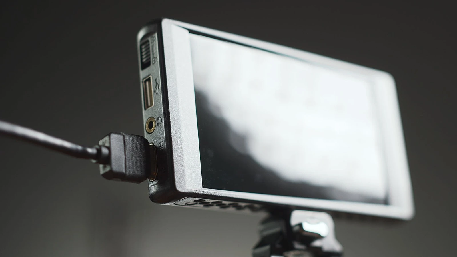Левая грань монитора Portkeys PT6 с полноразмерным входом HDMI, аудиовыходом 3.5 мм, портом USB-A для загрузки LUT и переключателем блокировки сенсорного экрана Touch Lock