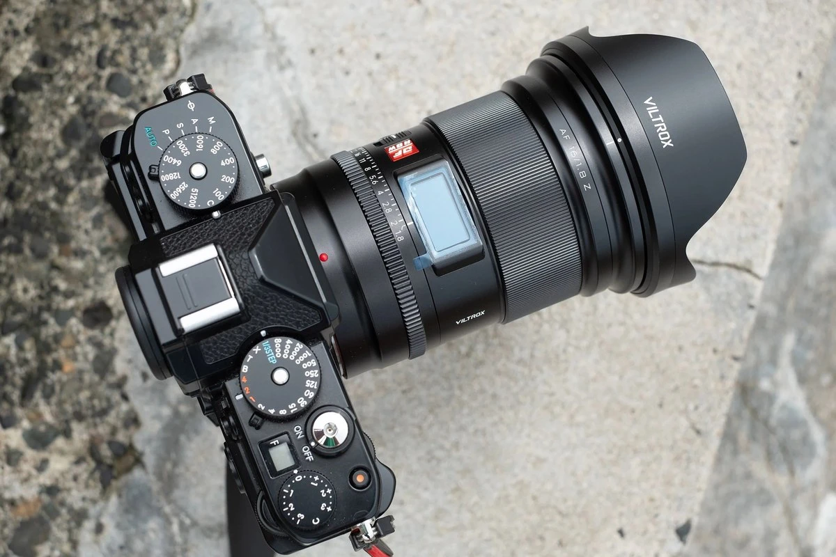 Вид згори під кутом 45 градусів на Viltrox AF 16mm f/1.8 Z на камері Nikon Z f, видно інформаційний IPS-екран та шкалу діафрагми