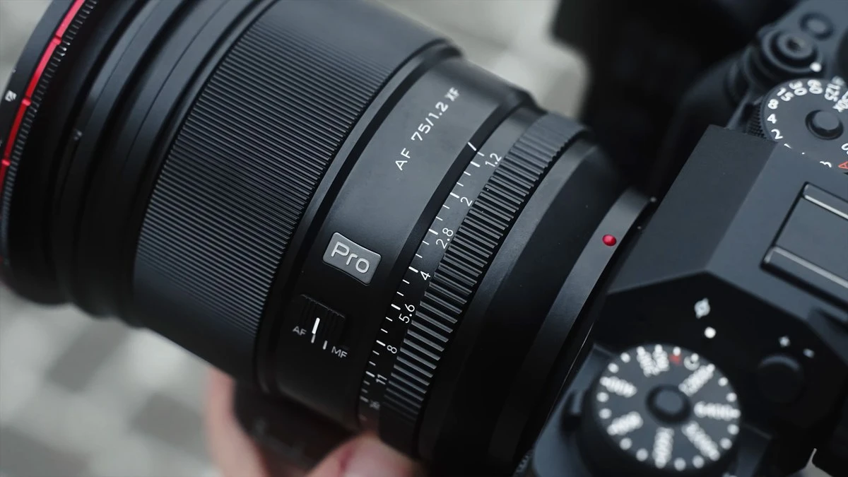 Макроплан металевого корпусу Viltrox 75mm f/1.2 Pro з перемикачем AF/MF, металевою табличкою Pro та світлофільтром на відкритому повітрі