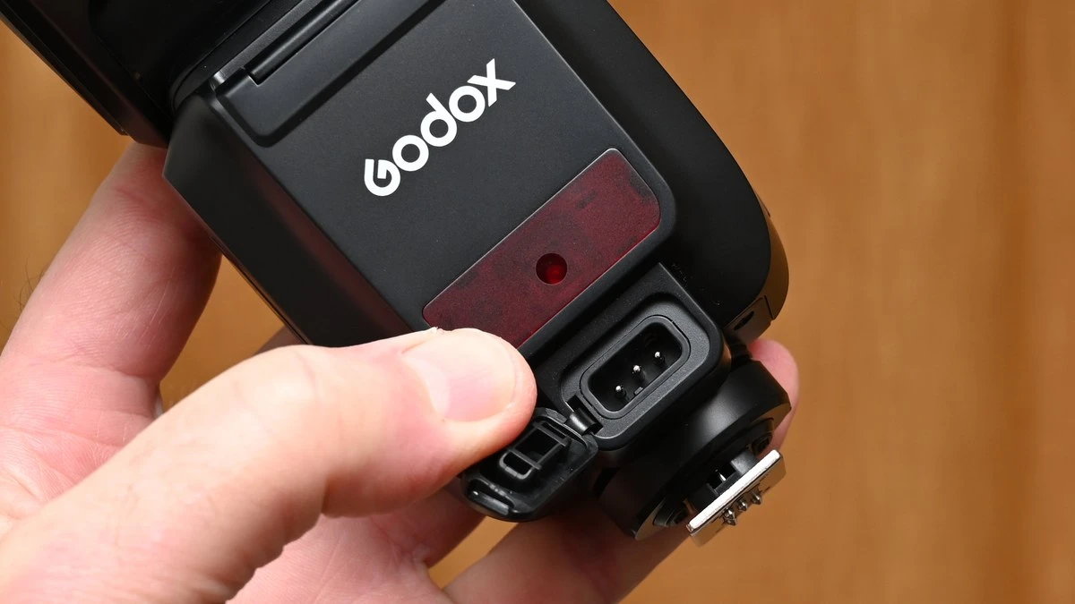Корпус вспышки Godox V100 с открытым боковым слотом под аккумулятор VB30 и портом внешнего питания Propac