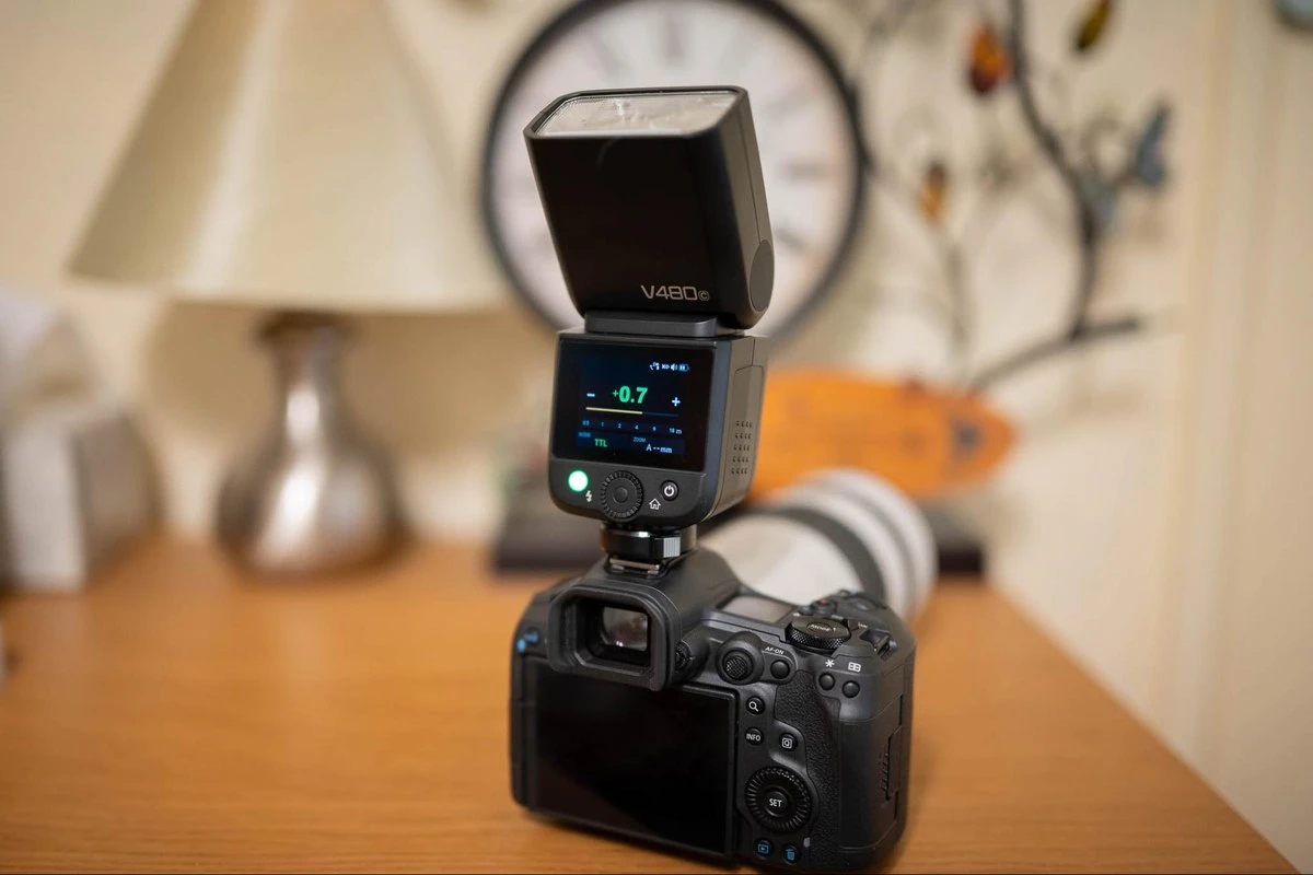 Накамерная вспышка Godox V480 с прямоугольной линзой Френеля и встроенным светодиодным пилотным светом