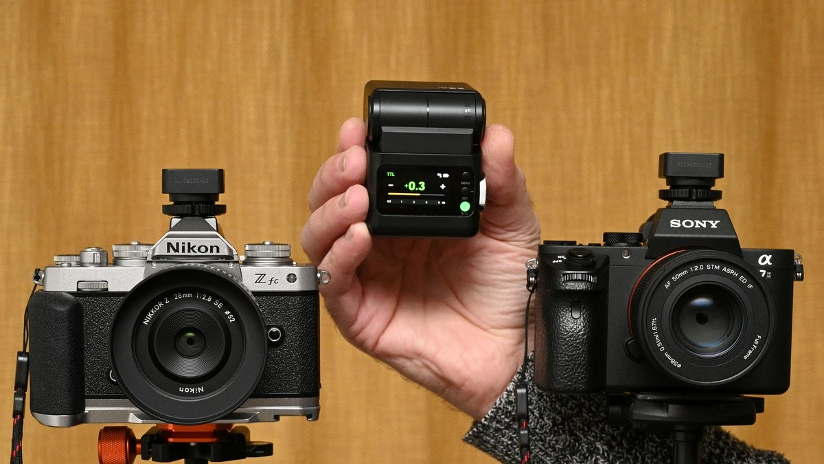 Отсоединенная головка вспышки Godox iT32 рядом с магнитной базой-передатчиком X5 на рабочем столе