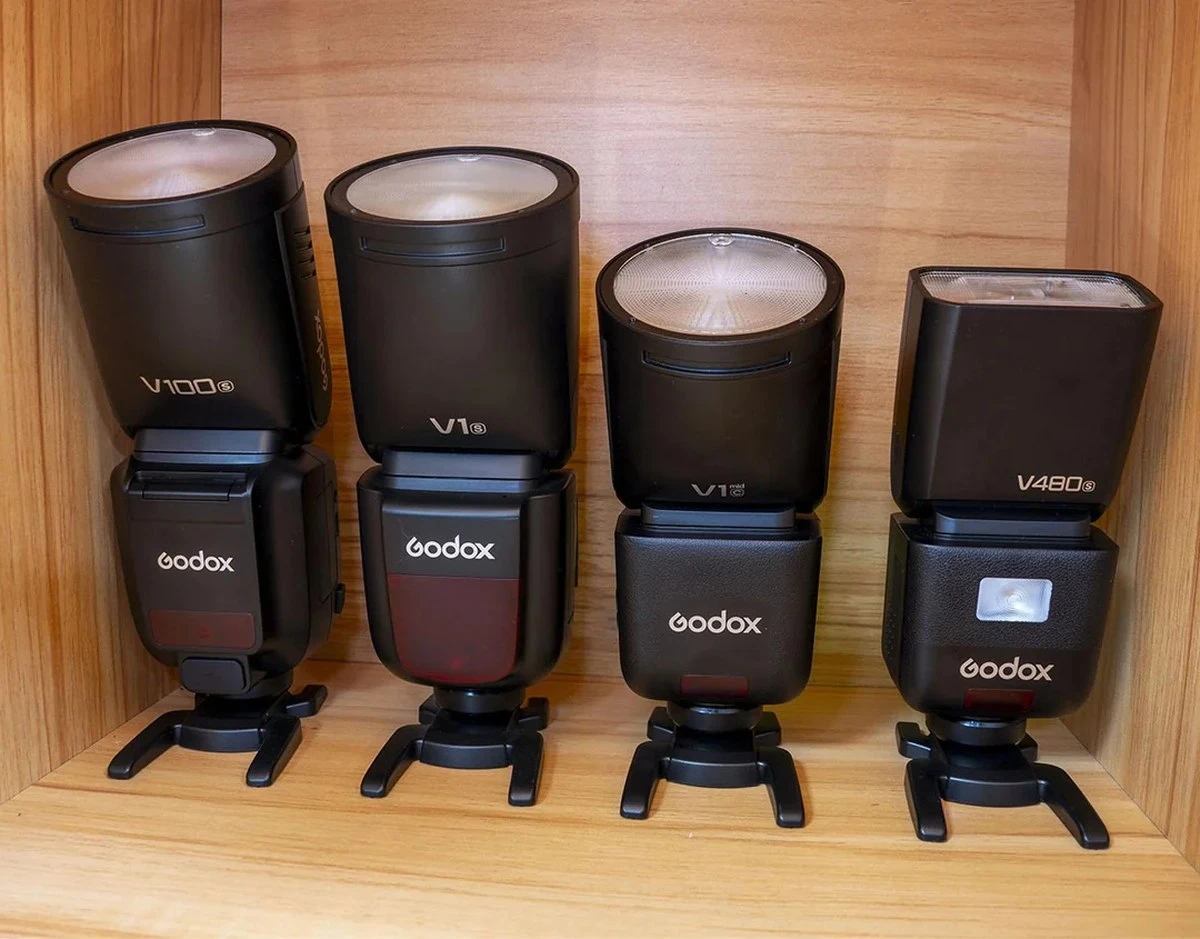Вспышка Godox V1mid с круглой оптической головкой и сенсорным дисплеем в ракурсе три четверти