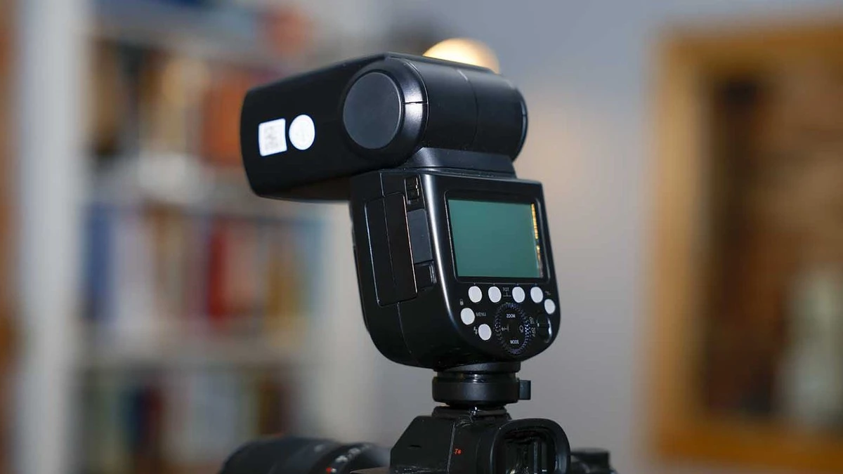 Спалах Godox V860III з прямокутною голівкою Френеля та вбудованим LED-пілотним світлом на білому фоні