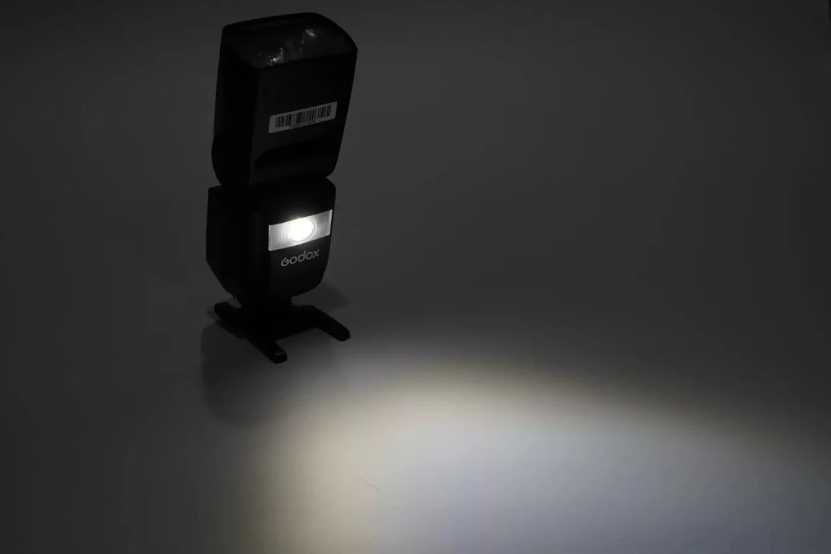 Спалах Godox V860III, встановлений на підставку для дистанційної роботи в інтер'єрі