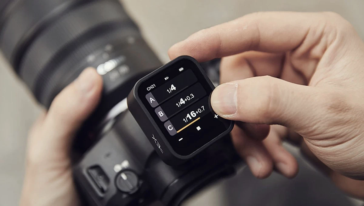 Компактний радіосинхронізатор Godox X3 з увімкненим сенсорним OLED-екраном на гарячому башмаку камери