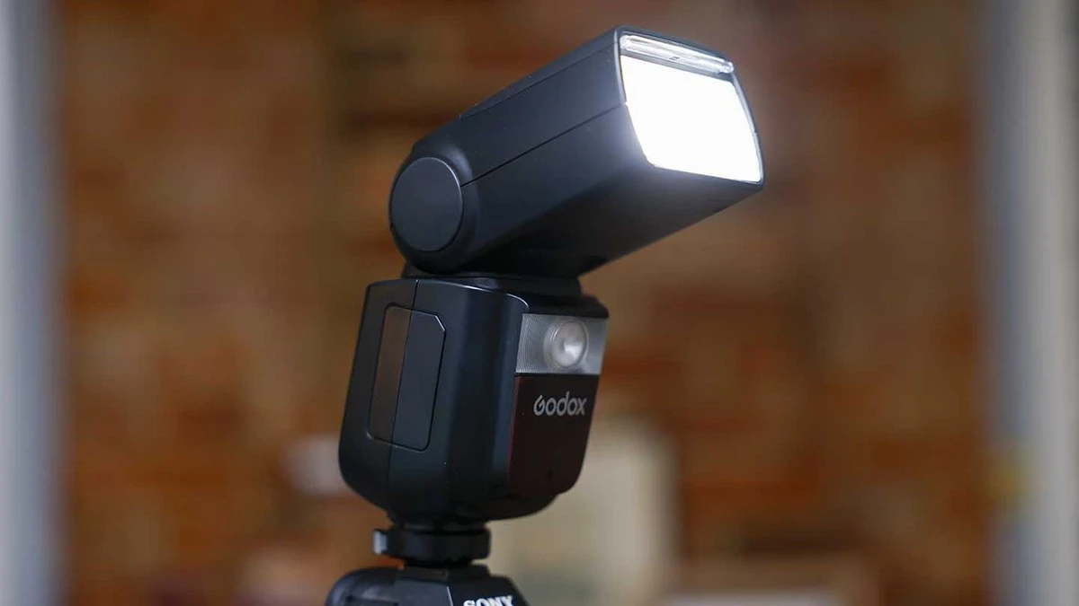 Задня панель спалаху Godox V860III з монохромним дисплеєм, кнопками керування та селекторним диском