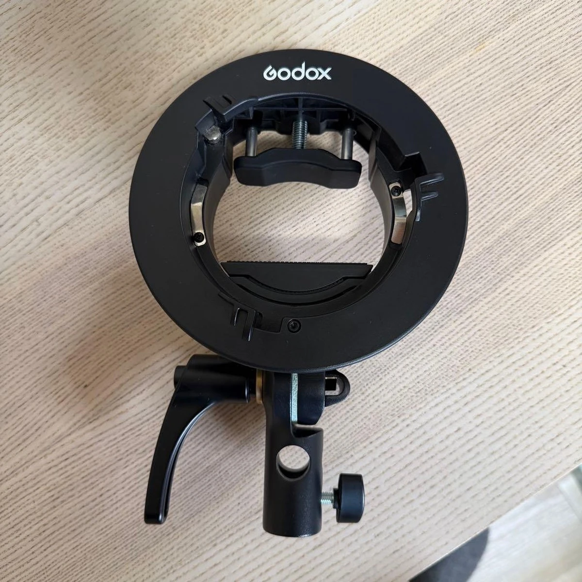 Кронштейн Godox S2 Bracket, встановлений на стійку, вид з боку механізму безступінчастого нахилу