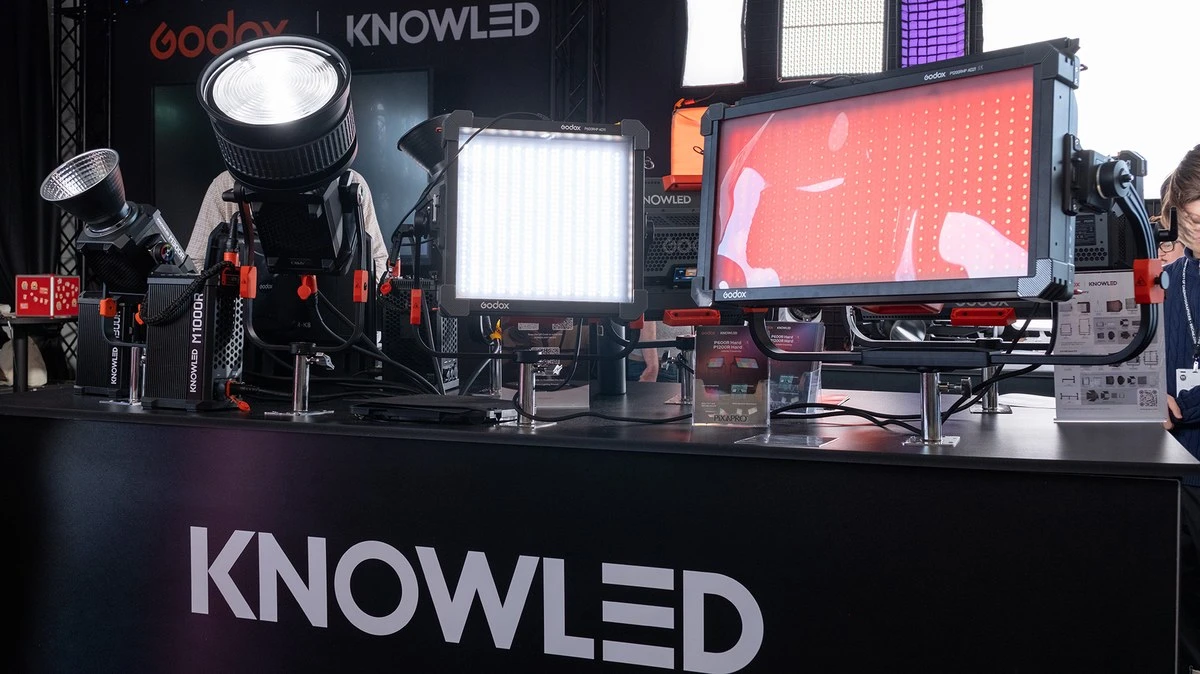 Лінійка кіноосвітлення Godox KNOWLED на виставковому стенді з моноблоками серії M, компактною квадратною моделлю P600R Hard з білою лінзованою матрицею в центрі та панеллю P1200R Hard праворуч