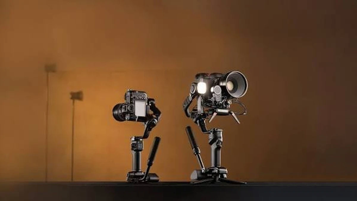 Стабілізатори Zhiyun Crane 4 з увімкненим LED-підсвічуванням та Weebill 3S поруч на подіумі в студії