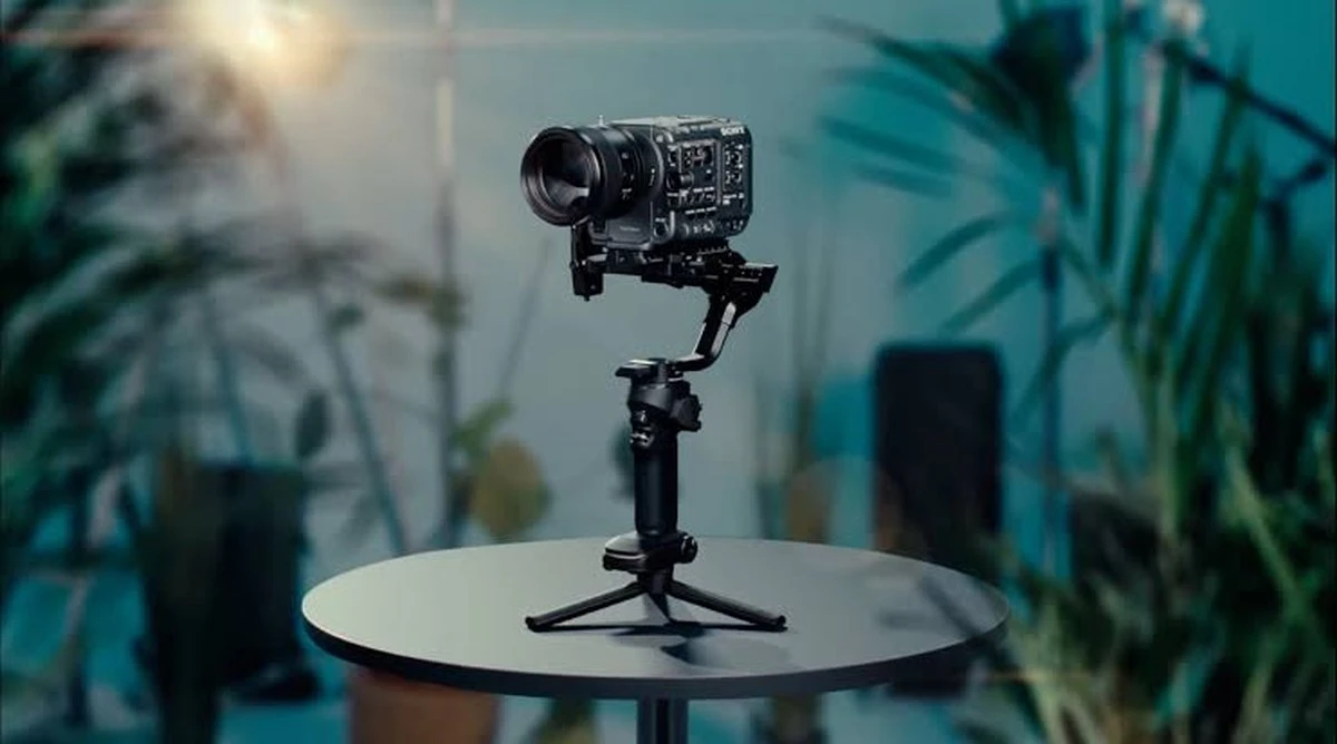 Стабілізатор Zhiyun Crane 4 на круглому столі зі встановленою повнорозмірною цифровою кінокамерою Sony FX6