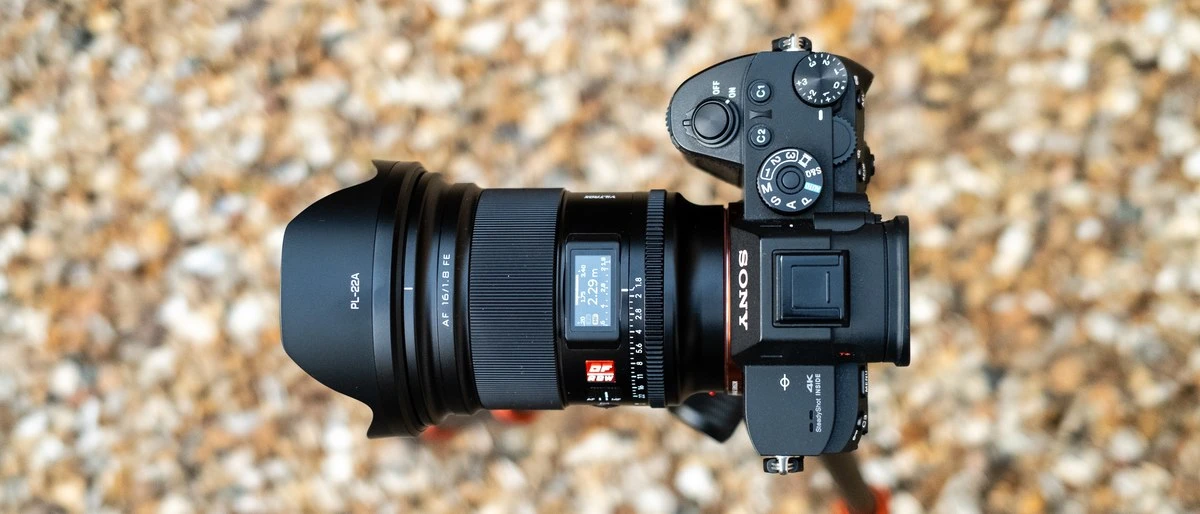 Вид сверху на объектив Viltrox AF 16mm f/1.8 FE на корпусе Sony Alpha, на дисплее видна дистанция 2.29m и тумблер Click ON/OFF возле кольца диафрагмы.