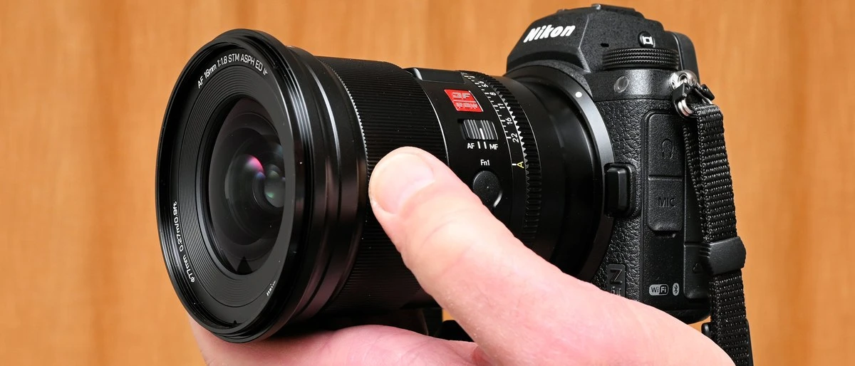 Вид сбоку на объектив Viltrox AF 16mm f/1.8 Z на байонете Nikon Z, видна кнопка Fn1, тумблер переключения режимов AF/MF и резьба под фильтр диаметром 77 мм.