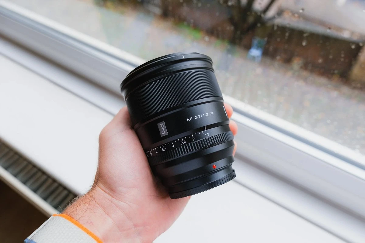 Общий вид объектива Viltrox AF 27mm f1.2 Pro Z с байонетом Nikon Z и установленной блендой